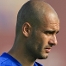 Josep Guardiola, amb nou 'look', observant la feina dels seus jugadors.