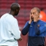 Guardiola y Tour conversan a lo largo del entrenamiento. (Foto: Miguel Ruiz - FCB)