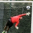 Alves, haciendo de portero en un entrenamiento. Foto: Archivo FCB